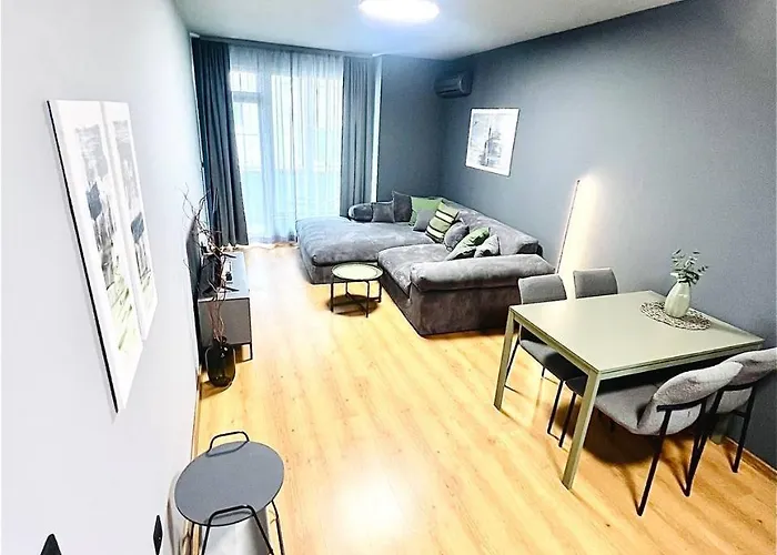 Heart Of City, Steps To Apartamento