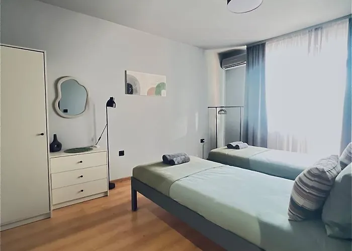 Heart Of City, Steps To Apartamento